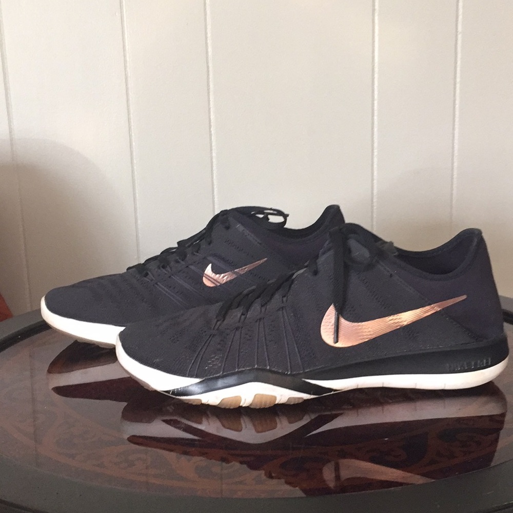 Nike Free //  Tr 6  // Black & Gold